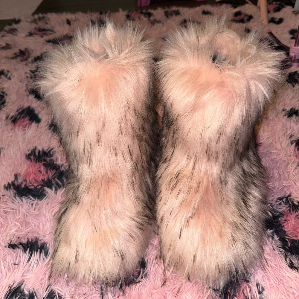 light pink y2k faux fur boots